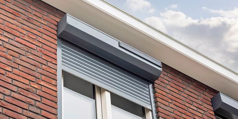 Rolluik op zonne-energie gemonteerd op een woning