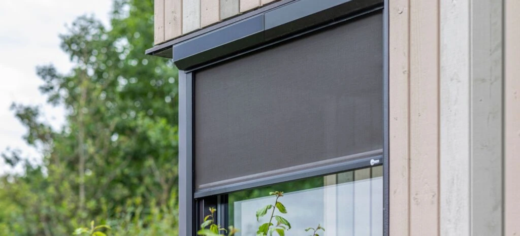 Solar screen op zonne-energie tegen felle zon