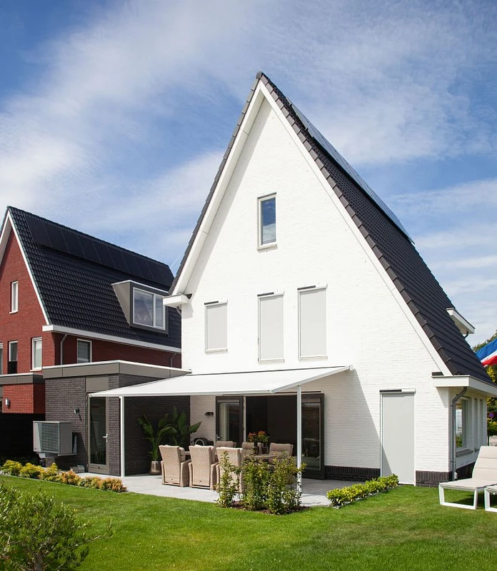 Knikarmscherm op zonne-energie boven terras